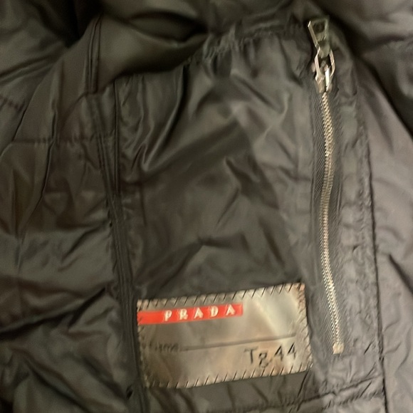 PRADA vintage car coat with fur detachable collar and belt
Nylon/down filling - Picture 4 of 9